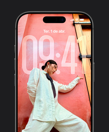 Tela Bloqueada do iPhone mostrando a hora adaptada à foto na Tela Bloqueada