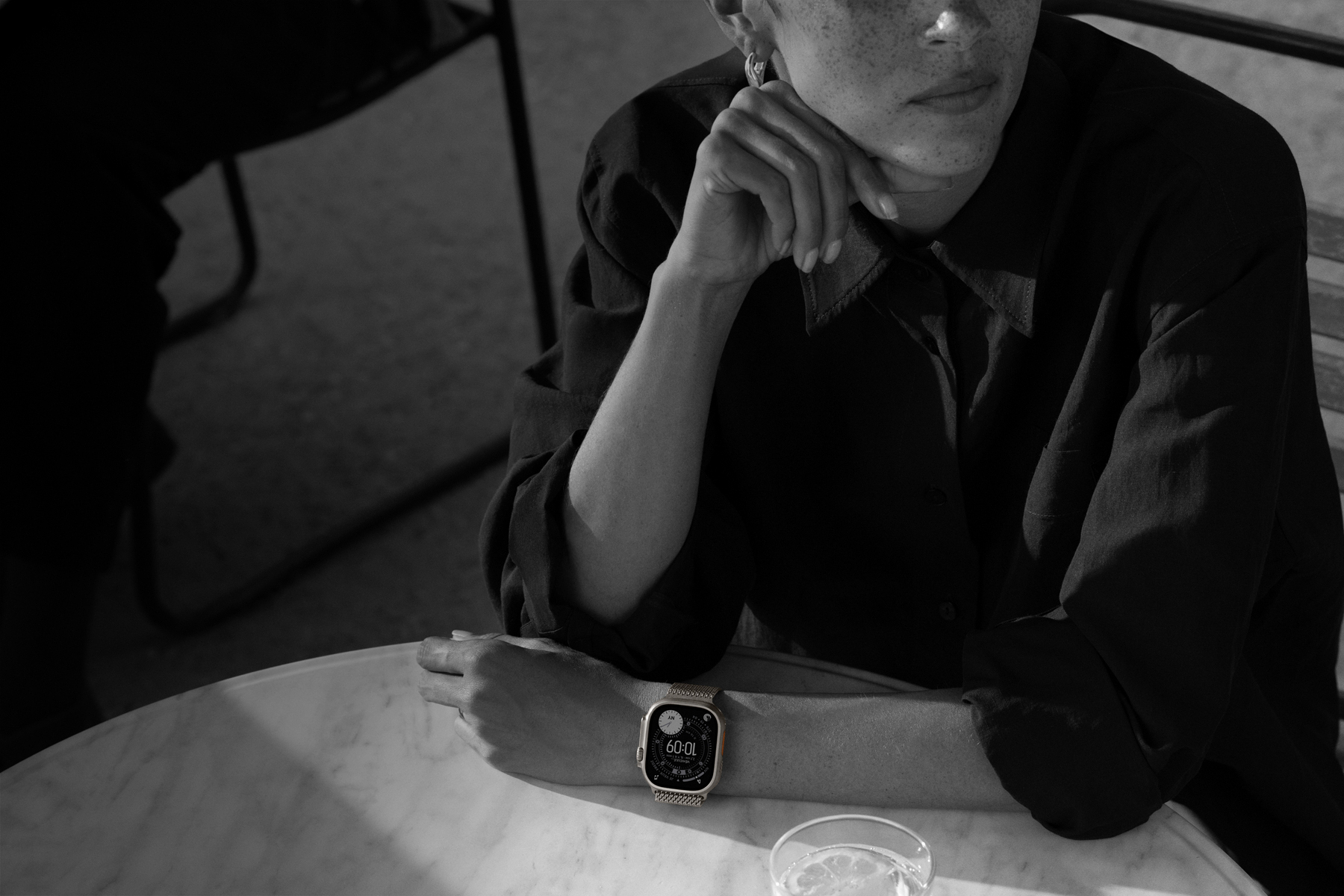 Une personne porte l’Apple Watch Ultra 3 au resto
