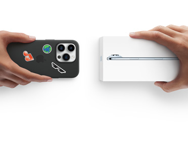 Côte à côte, main tenant un iPhone 13 avec un étui en silicone dont la face arrière est ornée d’autocollants, une main tenant une nouvelle boîte d’iPhone 17 effectue l’échange