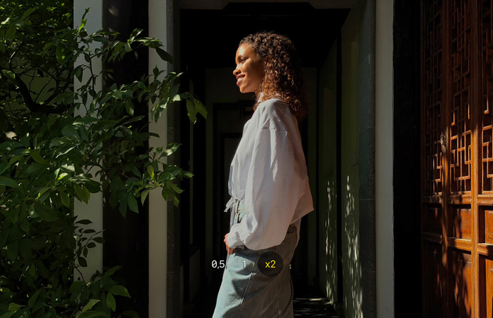 Foto de una mujer con el teleobjetivo a dos aumentos