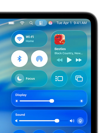 Côté droit de l’écran d’un Mac montrant des commandes personnalisées en Liquid Glass dans le Centre de contrôle, comme le Wi-Fi et le Bluetooth