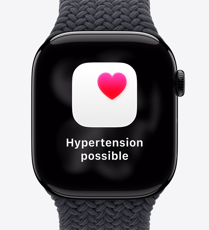 Apple Watch Series 11, boîtier en aluminium, couleur noir de jais poli, notification santé de possible hypertension, cœur rose dans carré blanc, côté droit, Digital Crown, Bracelet Sport, noir