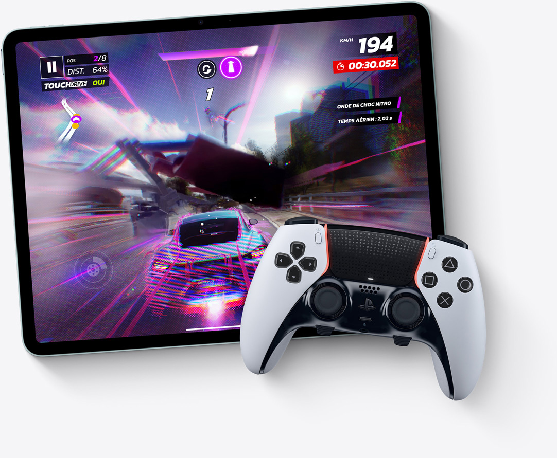 iPad Air, mode paysage, écran affichant le jeu vidéo Asphalt Legends Unite, manette PlayStation