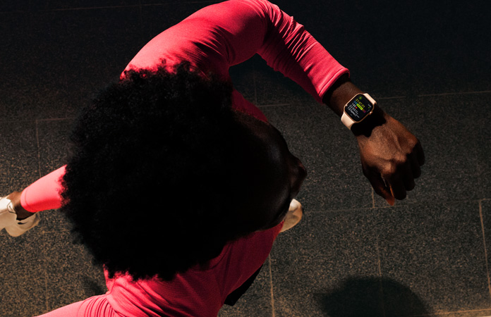 一個人在跑步時，利用 Apple Watch Series 11 的體能訓練 app 查看進度