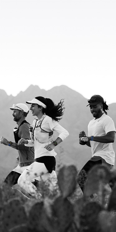 三人在沙漠小徑上的跑步，並使用 Apple Watch Ultra 3 追蹤體能訓練狀況