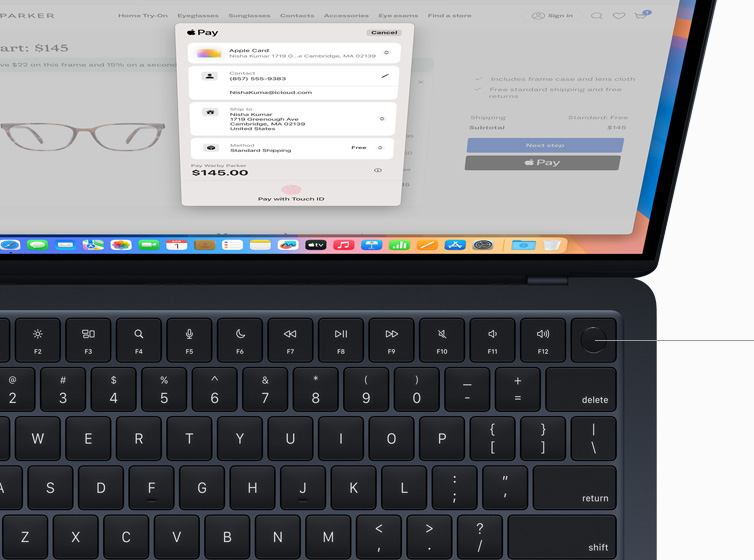 Egy MacBook Airen egy felhasználó online vásárlás kifizetését engedélyezi a Touch ID segítségével