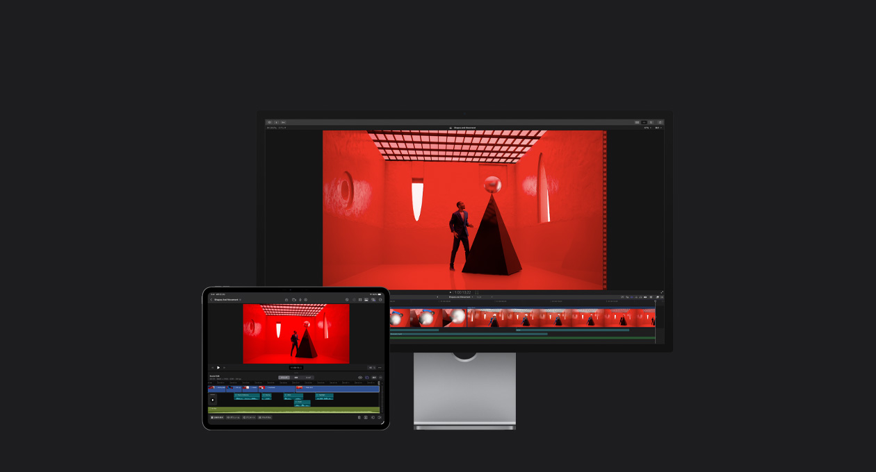 Mac Studio Displayと13インチiPad ProにFinal Cut Proのタイムラインが表示されている。抽象的な形の窓がある赤い部屋の中で、黒い三角形の構造物の上に銀色のボールを置いている青いスーツを着た男性の静止画