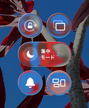 カラフルなiPhoneのホーム画面。透明なLiquid Glassのアプリとウィジェットが表示されている