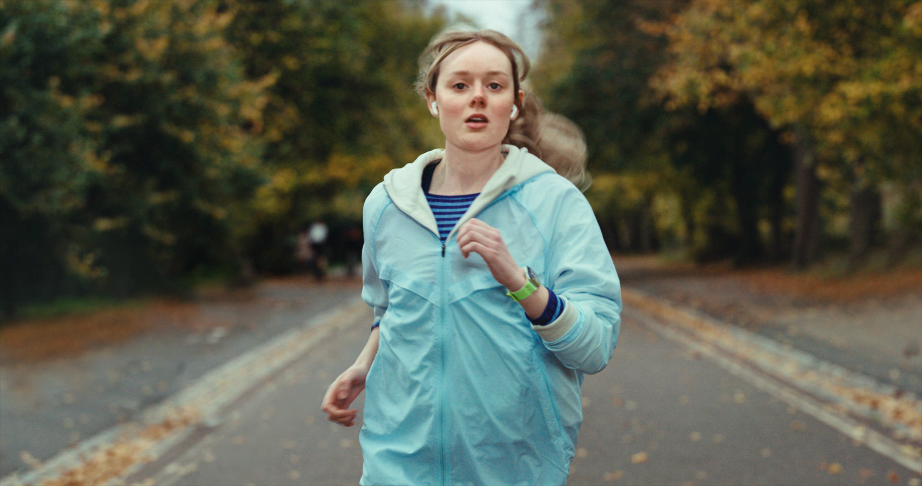 Apple Watch Series 11에서 실외 달리기 운동의 목표 달성 화면을 확인하는 사람의 모습