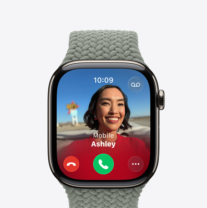 Apple Watch Series 11, boîtier en titane, finition naturelle, appel entrant, photo du contact, les boutons accepter et refuser l’appel, côté droit, Digital Crown, Bracelet Boucle unique tressée, couleur forêt