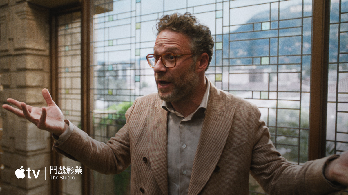 一部平面電視展示 Apple TV+ 節目和電影，以及 Apple Music 的靜態影像。