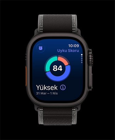 Apple Watch Ultra 3, siyah renk, titanyum kasa, ekranda uyku skoru halkası grafiği gösteriliyor, kordon, Trail Loop, siyah/kömür siyahı