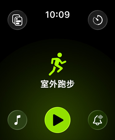 體能訓練 app 的全新布局，採用黑色背景，畫面四個角落各有一個綠色按鈕，可用來取用提示、音樂、體驗、自訂訓練和測量指標等功能。畫面中央是一個綠色的跑者圖像，下方是白色的室外跑步字樣，字樣下方則是綠色的開始按鈕