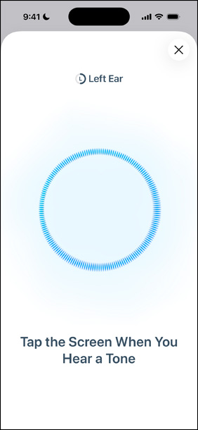 iPhone 放在 AirPods Pro 3 旁邊，展示正在進行聽力測試