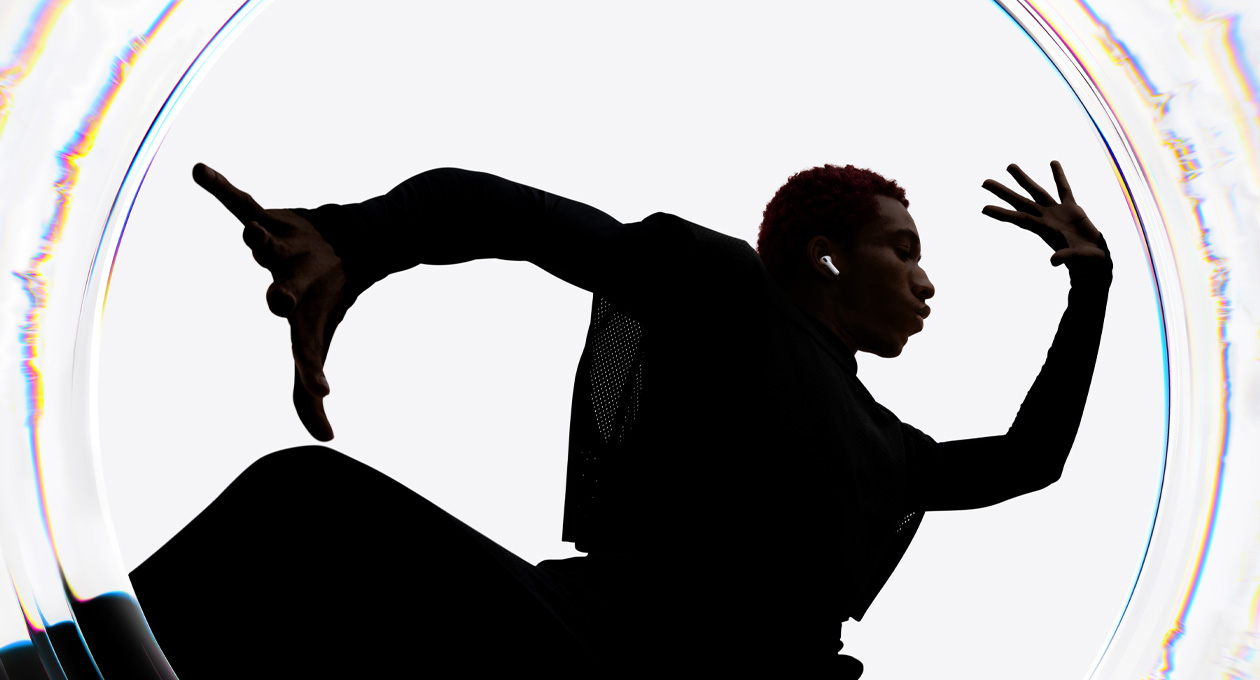 راقص يستخدم AirPods&nbsp;Pro&nbsp;3 وهويتحرك على إيقاع الموسيقى وذراعاه مفتوحتان