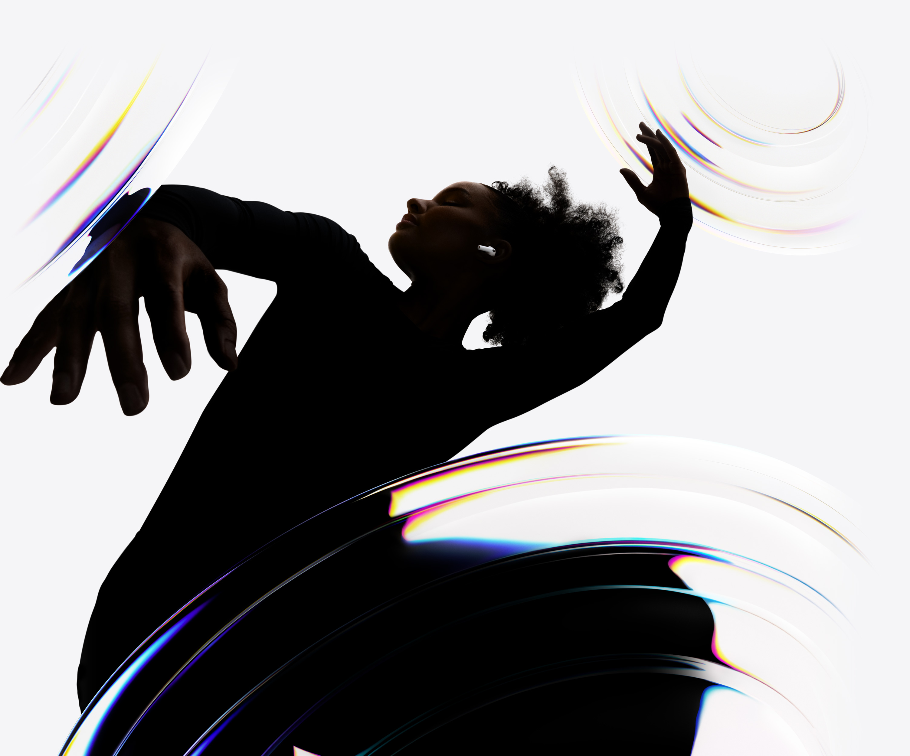 سماعات AirPods&nbsp;Pro&nbsp;3 موضوعة في أذن راقصة وهي تستمتع بتجربة استماع من دون استخدام يديها