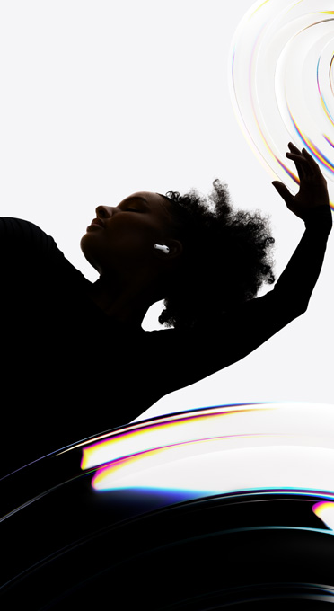 AirPods Pro 3 ‑kuuloke korvassa, tanssija kuuntelee kädet vapaina