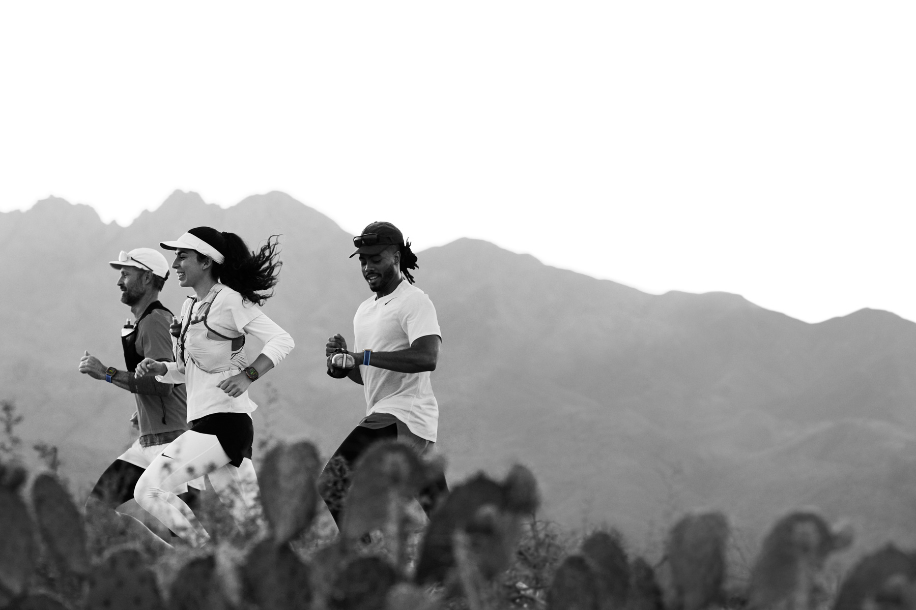 Hardlopers op een pad in de woestijn houden hun work-out bij op Apple Watch Ultra 3