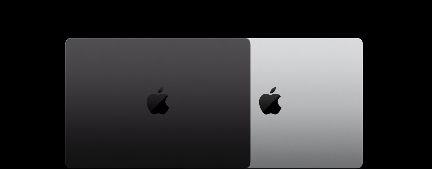 Üst üste konulmuş iki kapalı Mac laptopun yukarıdan görünümü.