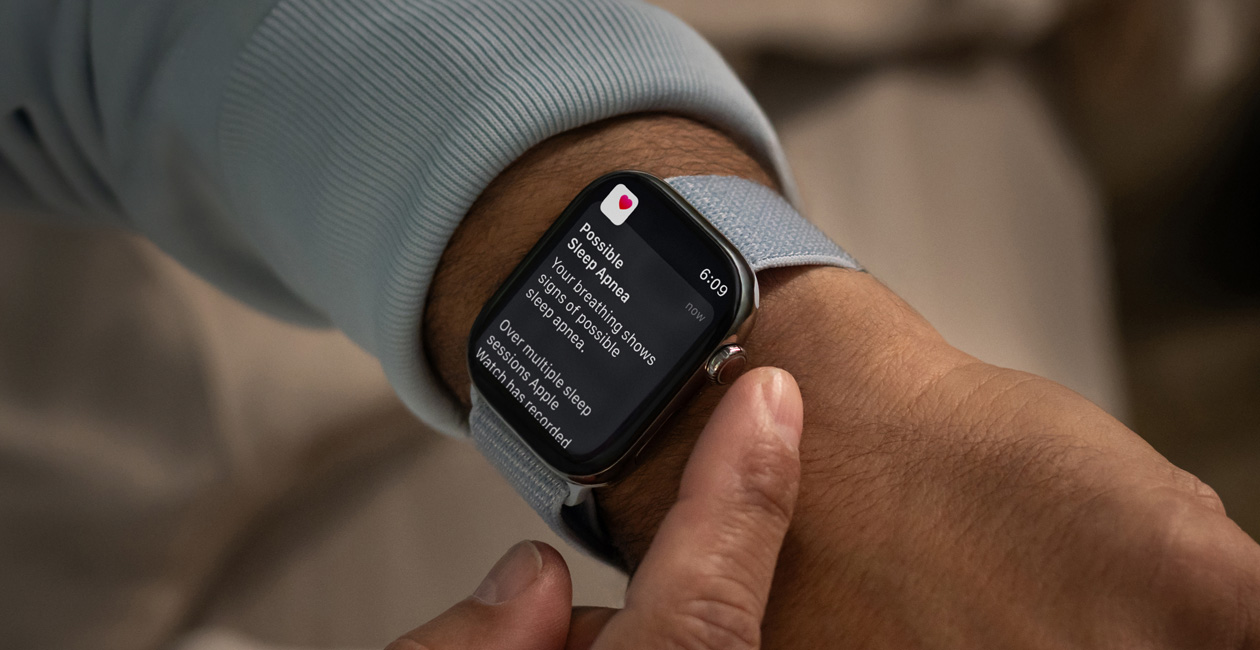 Un Apple Watch che mostra la notifica di una possibile apnea notturna.