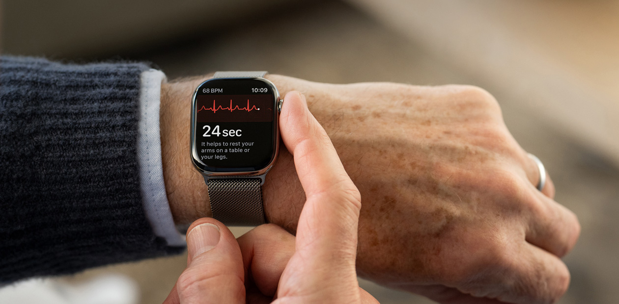 A person takes an ECG with the ECG app on Apple Watch.