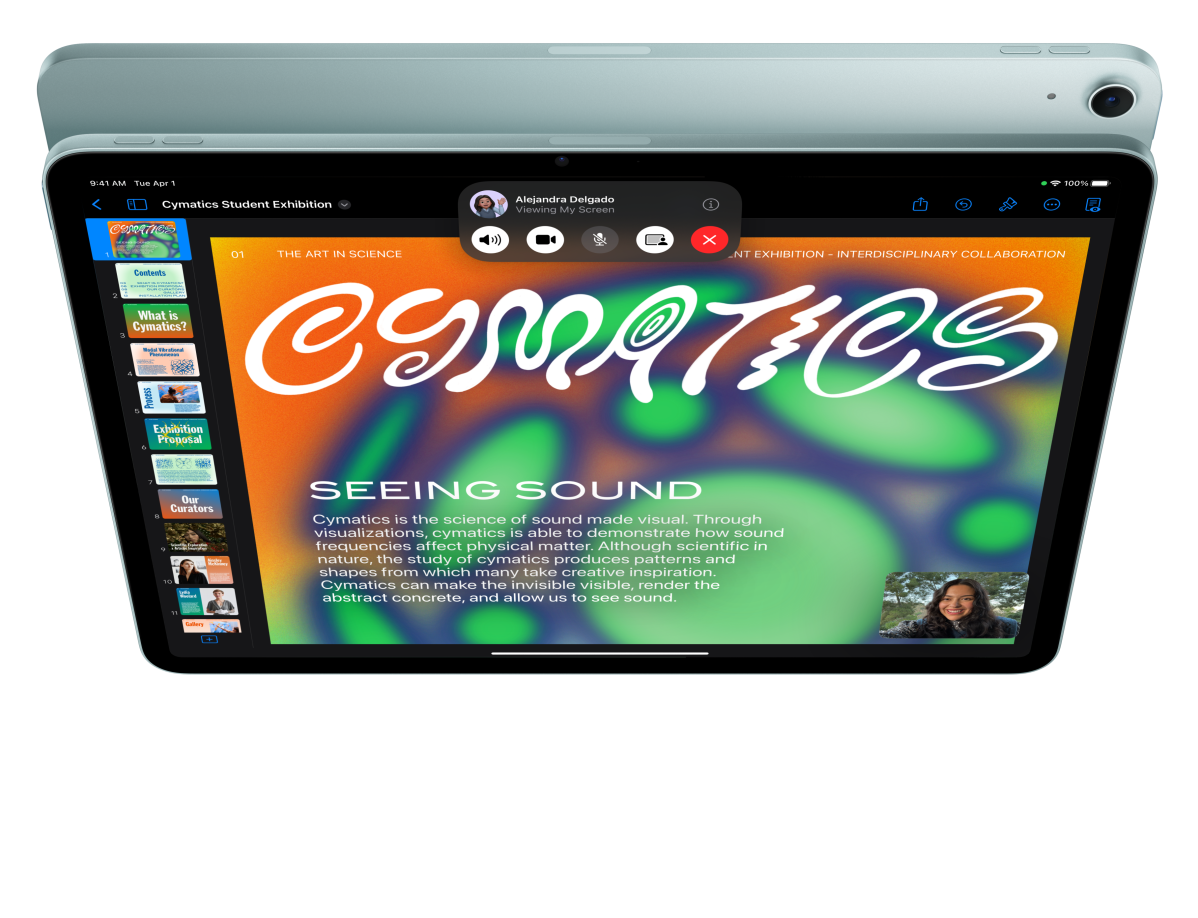 Přední strana iPadu Air, uživatel má spuštěný FaceTime a otevřený Keynote, za zařízením je vidět zadní strana jiného iPadu Air