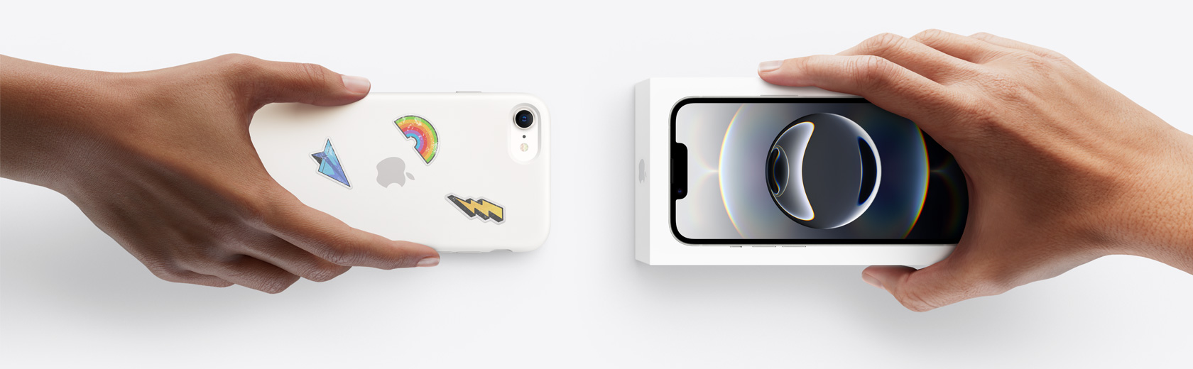 Händer som byter in en begagnad iPhone mot en ny iPhone 16e i förpackning.