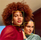 Funkcija „Dėmesio centre“ nuotraukoms, išryškinanti kelių žmonių veidus