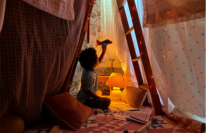 صورة لشخص تم التقاطها باستخدام ميزة التصوير في الإضاءة الخافتة