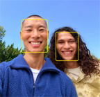 ميزة نمط 'في الوسط' للصور قيد الاستخدام وتُبرز وجوه الأشخاص