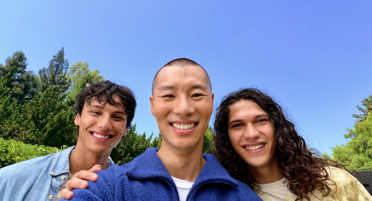 صورة سيلفي جماعية باستخدام ميزة نمط 'في الوسط' للصور.