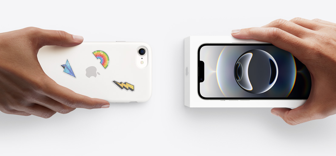 Des mains échangent un iPhone 16e faisant l’objet d’une reprise dans une coque en silicone avec des stickers sur la face arrière contre un nouvel iPhone 17 dans son coffret.