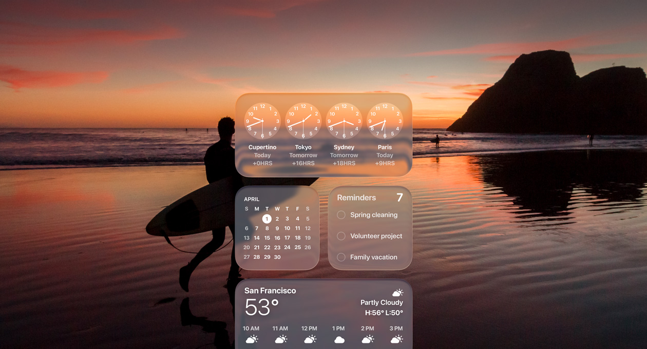 Écran macOS Tahoe affichant les widgets Horloge, Calendrier, Rappels et Météo en Liquid Glass devant l’image d’un surfeur marchant sur la plage au crépuscule