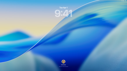 Trois modèles de Mac tournés vers l’avant, MacBook Pro 16 pouces argent à gauche avec l’app Téléphone qui affiche les contacts récents, iMac 24 pouces bleu au centre avec le fond d’écran de macOS Tahoe, et MacBook Air 13 pouces minuit à droite avec la recherche Spotlight à l’écran, ainsi que le Dock et divers widgets tels que Calendrier, Horloge et Météo en Liquid Glass