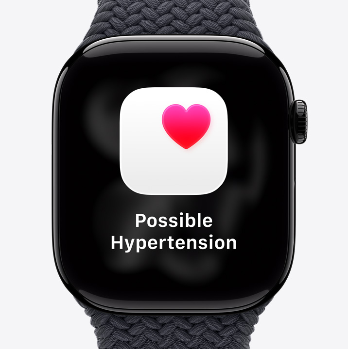Apple Watch Series 11, kast van aluminium, kleur gepolijst GItzwart, melding over mogelijke hypertensie, roze hart in wit vak, rechterkant, Digital Crown, sportbandje, kleur zwart